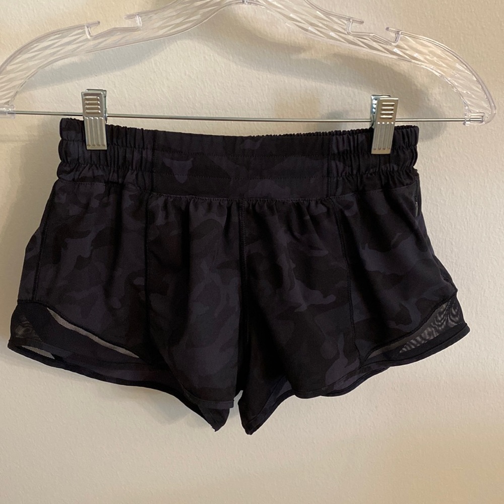 LULULEMON HOTTY HOT SHORTS - camo multi size 4